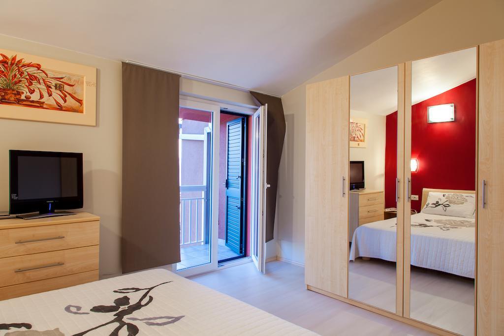 Apartments Toni أوميس الغرفة الصورة