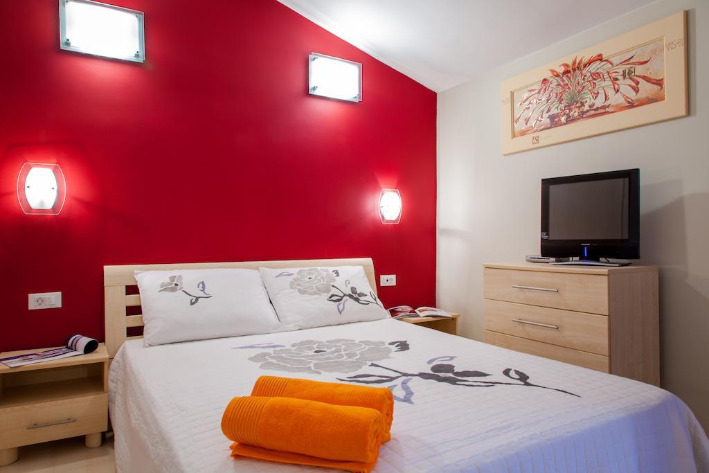 Apartments Toni أوميس الغرفة الصورة